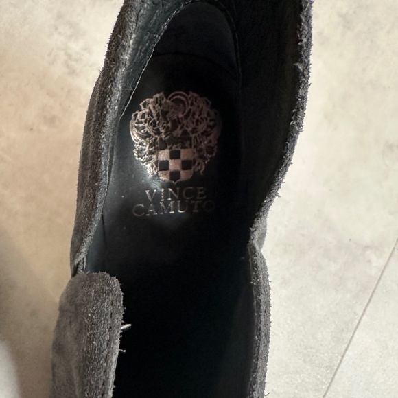 Vince Camuto block heel Gray suede leather ankle boots, size 9 1/2 with tags - Picture 8 of 9